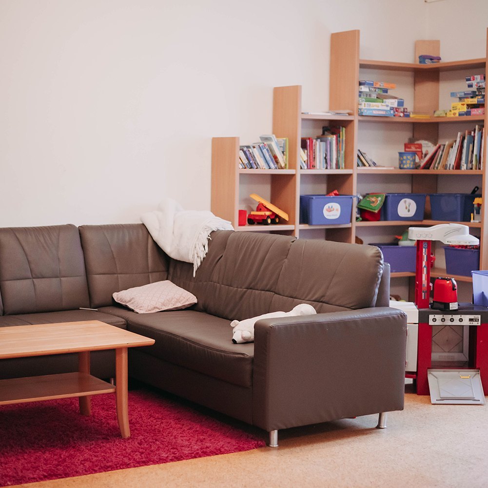 Couch und Spielecke im Frauenhaus